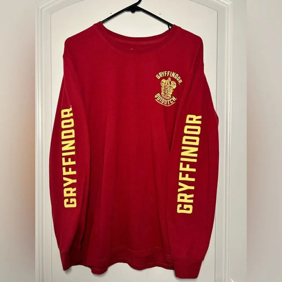 Universal Studios The Wizarding World of Harry Potter Gryffindor House TShirt - Picture 1 of 7